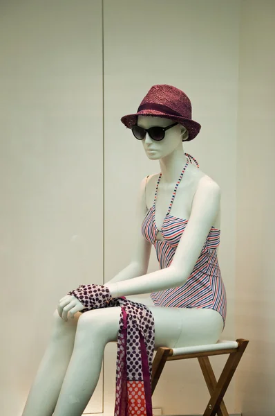 Летняя мода в выставочном зале — стоковое фото