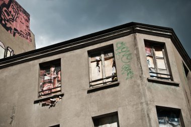 Terk edilmiş bina cephe graffiti ile