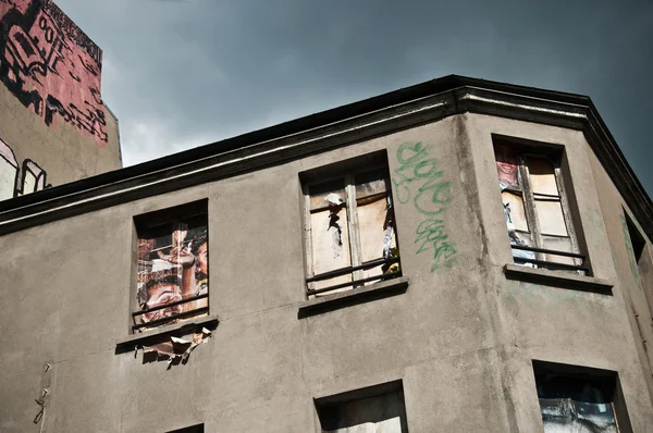 Facciata dell'edificio abbandonata con graffiti — Foto Stock