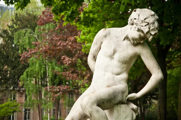 Statue in Monceau Park  in Paris — Stock Photo, Image