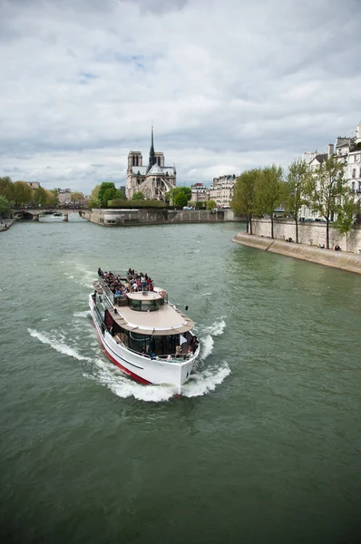 Paris - Frankrijk - 4 mei 2013 - boot op de rivier de Seine — Stockfoto