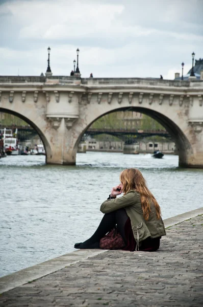 Sınır Seine Nehri - pont neuf - Paris kadında — Stok fotoğraf