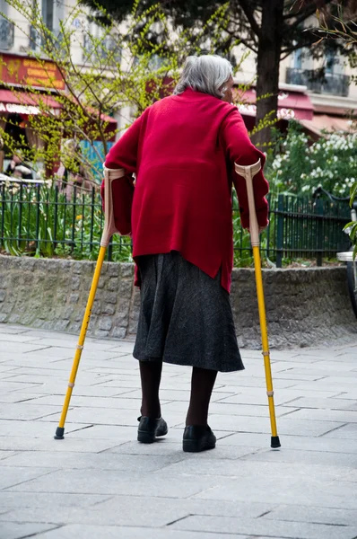 Paris - Frankrijk - 15 kan 2013 - oude vrouw in de straat — Stockfoto