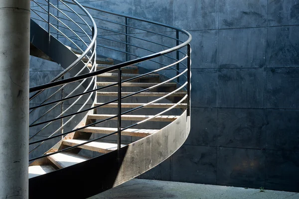 Металлическая спиральная лестница вблизи Стоковое Фото