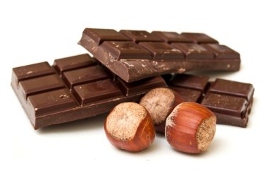 çikolata ve beyaz zemin üzerine fındık