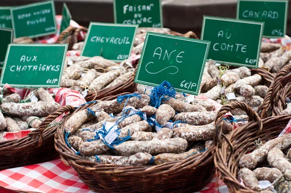 Salsicha diferente em um mercado francês — Fotografia de Stock