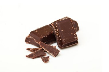 Beyaz arkaplanda çikolata