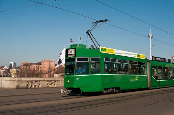 Bazylea - Szwajcaria, - 11 lutego 2015 - tramwaj na obiekt Brucke most — Zdjęcie stockowe