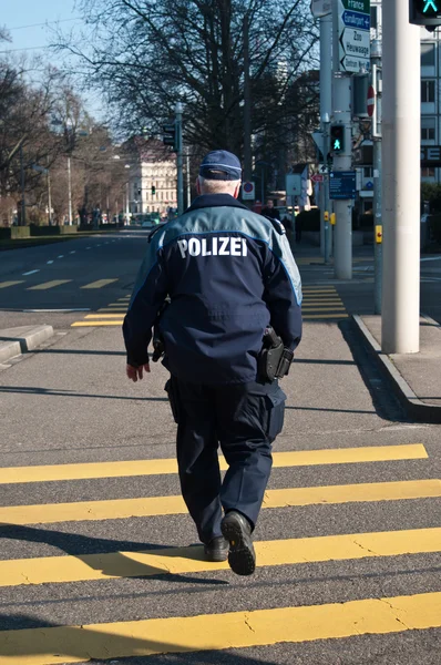 Базель - Швейцарія - 11 лютого 2015 - поліцейський на вулиці — стокове фото