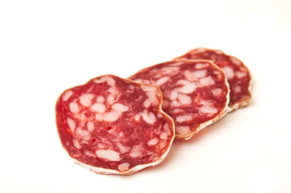 Gros plan de saucisse sur fond blanc — Photo