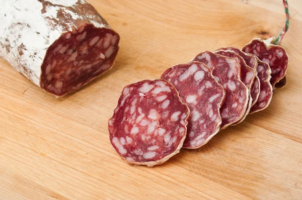 Gros plan de saucisse sur fond en bois — Photo