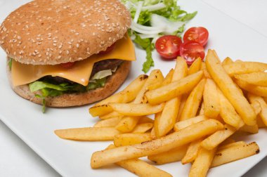 Hamburger ve kızarmış patates tatlı