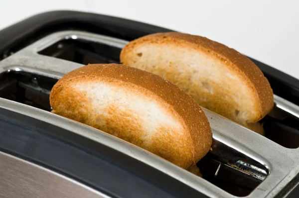 Toaster mit Brotscheiben — Stockfoto