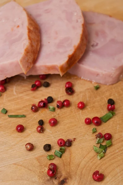 Pavo asado en rodajas sobre fondo de madera — Foto de Stock