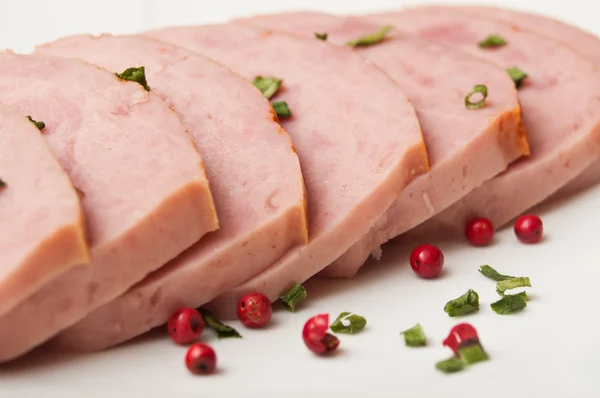 Pavo asado rebanado en un plato blanco — Foto de Stock