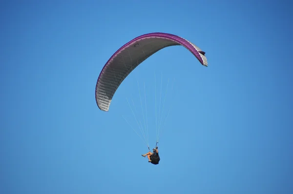 Parapente en fondo cielo azul —  Fotos de Stock