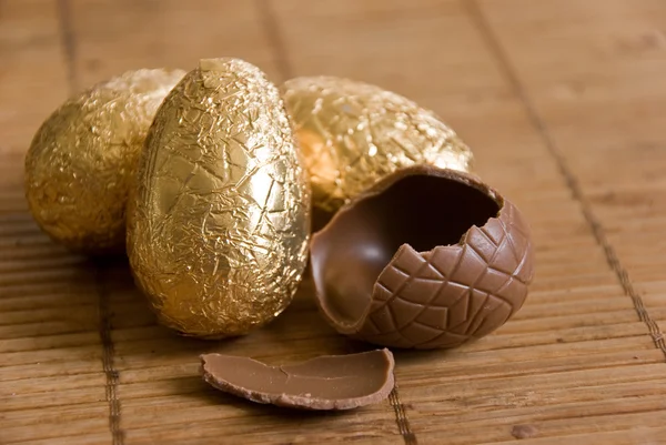 Група шоколадних яєць крупним планом — стокове фото