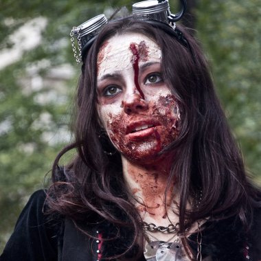 Paris, Fransa - 16 Kasım 2010: Paris'te bir zombi yürüyüş sırasında bir sokakta bir zombi geçit gibi giyinmiş insanlar.
