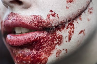 Paris, Fransa - 16 Kasım 2010: Paris'te bir zombi yürüyüş sırasında bir sokakta bir zombi geçit gibi giyinmiş insanlar.