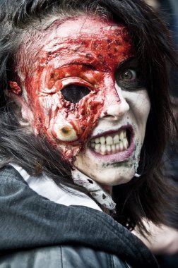 Paris, Fransa - 16 Kasım 2010: Paris'te bir zombi yürüyüş sırasında bir sokakta bir zombi geçit gibi giyinmiş insanlar.