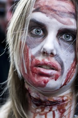 Paris, Fransa - 16 Kasım 2010: Paris'te bir zombi yürüyüş sırasında bir sokakta bir zombi geçit gibi giyinmiş insanlar.