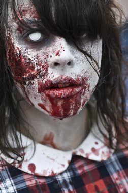 Paris, Fransa - 16 Kasım 2010: Paris'te bir zombi yürüyüş sırasında bir sokakta bir zombi geçit gibi giyinmiş insanlar.