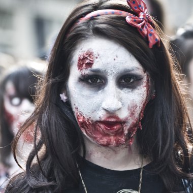 Paris, Fransa - 16 Kasım 2010: Paris'te bir zombi yürüyüş sırasında bir sokakta bir zombi geçit gibi giyinmiş insanlar.