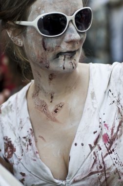 Paris, Fransa - 16 Kasım 2010: Paris'te bir zombi yürüyüş sırasında bir sokakta bir zombi geçit gibi giyinmiş insanlar.