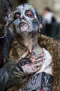 Paris, Fransa - 16 Kasım 2010: Paris'te bir zombi yürüyüş sırasında bir sokakta bir zombi geçit gibi giyinmiş insanlar.