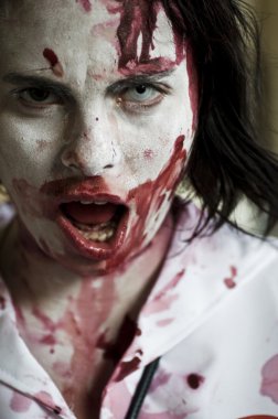 Paris, Fransa - 16 Kasım 2010: Paris'te bir zombi yürüyüş sırasında bir sokakta bir zombi geçit gibi giyinmiş insanlar.