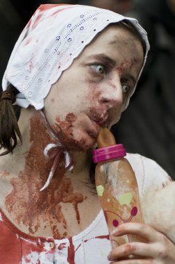 Paris, Fransa - 16 Kasım 2010: Paris'te bir zombi yürüyüş sırasında bir sokakta bir zombi geçit gibi giyinmiş insanlar.