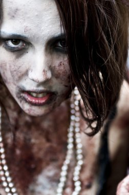 Paris, Fransa - 16 Kasım 2010: Paris'te bir zombi yürüyüş sırasında bir sokakta bir zombi geçit gibi giyinmiş insanlar.