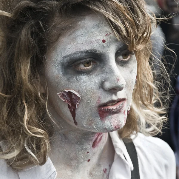 Paris, Frankrike - November 16, 2010: Personer klädda som en zombie parader på en gata under en zombie gå i Paris. — Stockfoto