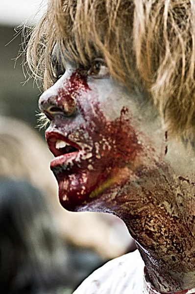 Paryż, Francja - 16 listopada 2010: Ludzie ubrani jak zombie parady na ulicy podczas spaceru zombie w Paryżu. — Zdjęcie stockowe