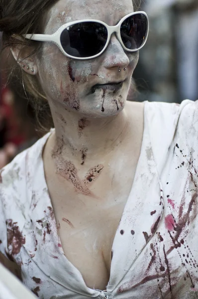 París, Francia - 16 de noviembre de 2010: Gente vestida de zombie desfila en una calle durante un paseo de zombies en París . — Foto de Stock