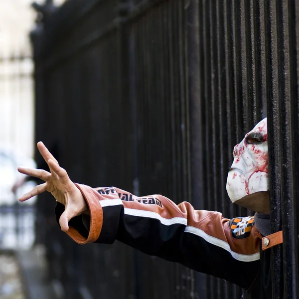 Paris, França - 16 de novembro de 2010: pessoas vestidas como zumbis desfilam em uma rua durante uma caminhada zumbi em Paris . — Fotografia de Stock