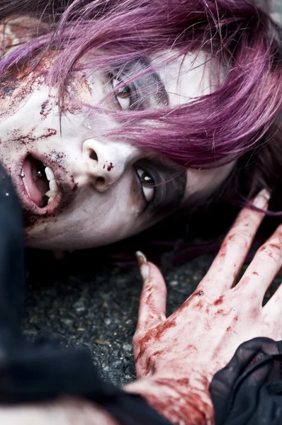 París, Francia - 16 de noviembre de 2010: Gente vestida de zombie desfila en una calle durante un paseo de zombies en París . — Foto de Stock