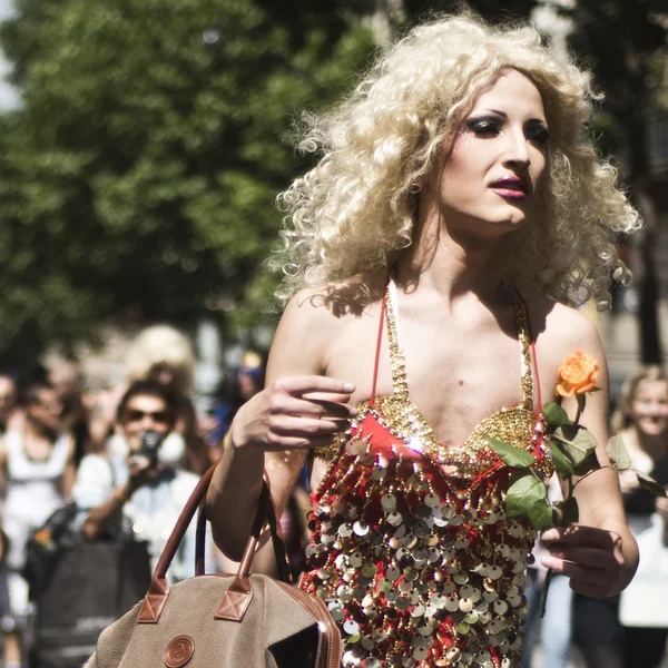 Paris - Frankrijk - 30 juni 2012: Demonstranten marcheren voor homo-rechten op de Gay Pride-parade 2012 in Parijs, — Stockfoto