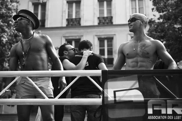 Paris - Frankrijk - 30 juni 2012: Demonstranten marcheren voor homo-rechten op de Gay Pride-parade 2012 in Parijs, — Stockfoto