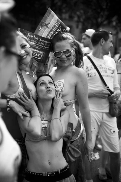 Paris - Francja - 30 czerwca 2012 r.: Demonstrantów maszerujących na rzecz praw gejów The Gay Pride parade w 2012 w Paryżu, — Zdjęcie stockowe