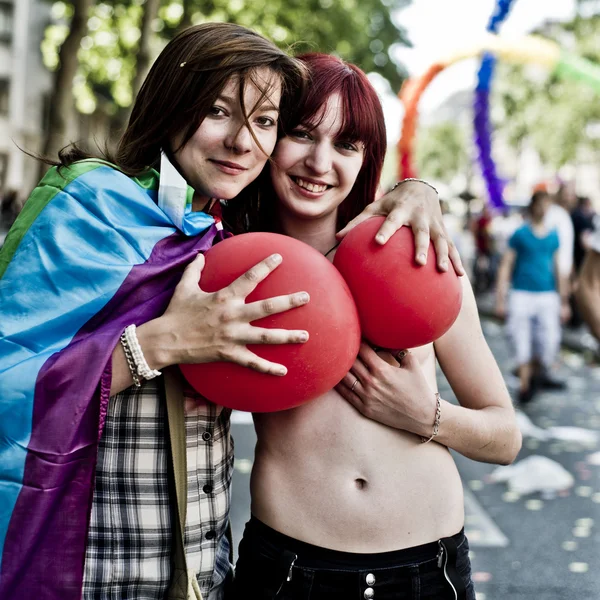 PARIS - FRANCE - 30 JUIN 2012 : Des manifestants manifestent pour les droits des homosexuels au défilé de la Gay Pride 2012 à Paris , — Photo