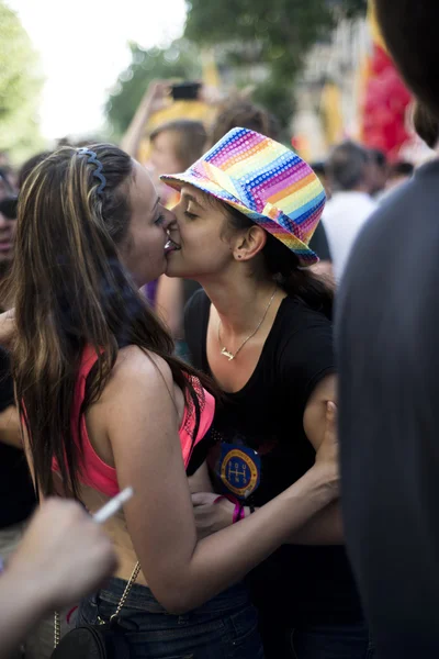 Paris - Frankrijk - 30 juni 2012: Demonstranten marcheren voor homo-rechten op de Gay Pride-parade 2012 in Parijs, — Stockfoto