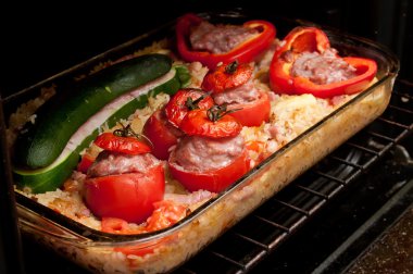 Doldurulmuş domates patlıcan ve biber fırında