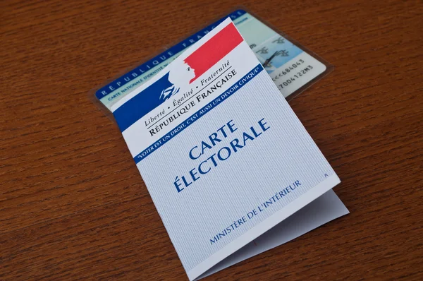 Французький виборчого картки на фоні дерев'яні — стокове фото