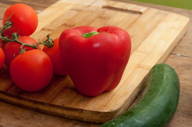 Domates biber ve kabak ahşap arka plan üzerinde