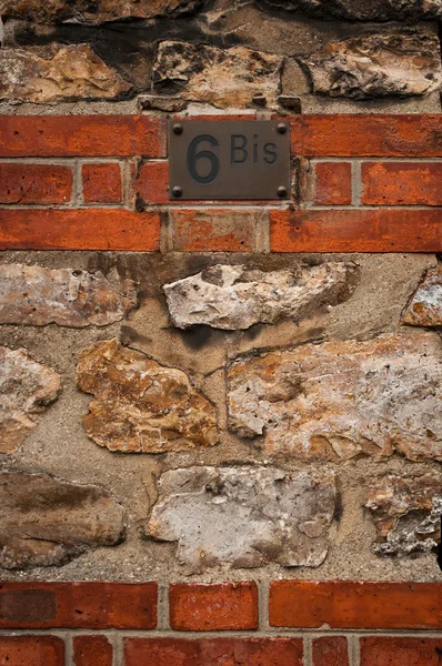 Building's private entry with number 6bis — Stock Photo, Image