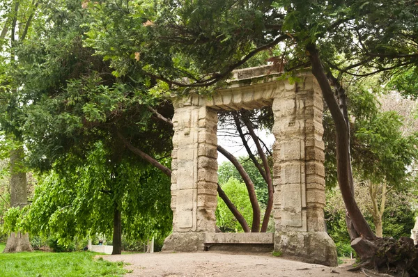 Starożytnej bramy w parku Monceau w Paryżu — Zdjęcie stockowe