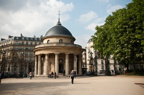 Древняя архитектура в парке Монсо в Париже — стоковое фото