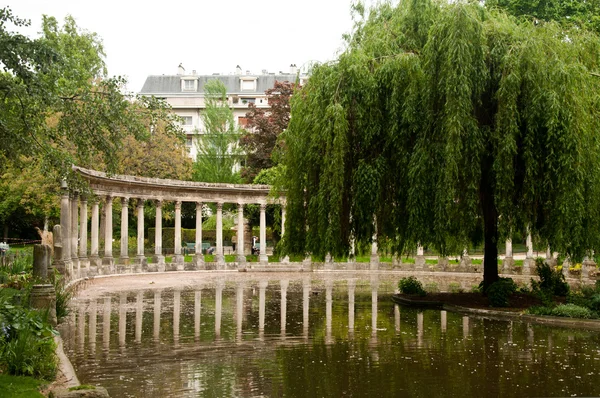 Architettura antica nel Parco Monceau a Parigi — Foto Stock