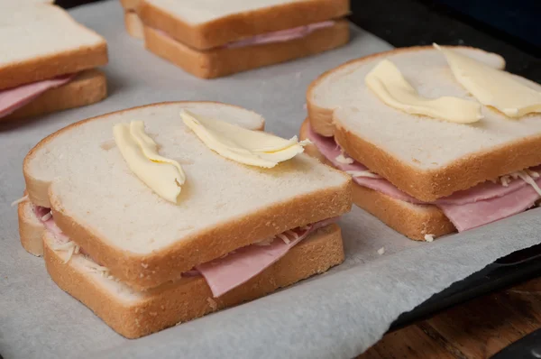 Sandwichs grillés préparation gros plan — Photo